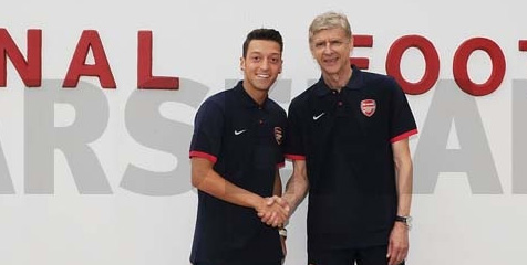 Wenger: Ozil Memang Mirip Bergkamp Wenger: Ozil Memang Mirip Bergkamp