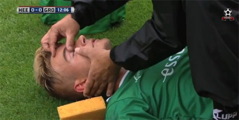 Pemain Groningen Pingsan Usai Dikartu Merah Pemain Groningen Pingsan Usai Dikartu Merah