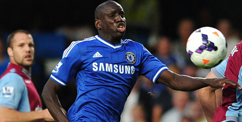 Hampir ke Arsenal, Demba Ba Setia di Chelsea Hampir ke Arsenal, Demba Ba Setia di Chelsea