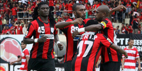Gol Boaz dan Pangkali Sempurnakan Pesta Juara Persipura Gol Boaz dan Pangkali Sempurnakan Pesta Juara Persipura