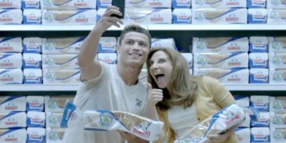 Ronaldo Teruskan Peran Messi Bintangi Iklan Roti Ronaldo Teruskan Peran Messi Bintangi Iklan Roti