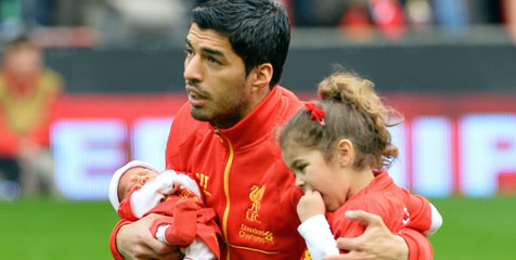 Suarez 'Momong' Anak di Anfield Suarez 'Momong' Anak di Anfield
