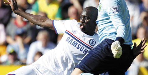 Mourinho Beber Perbedaan Fungsi Demba Ba dan Eto'o Mourinho Beber Perbedaan Fungsi Demba Ba dan Eto'o