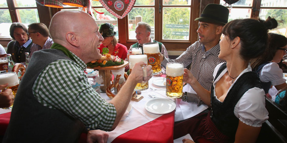 Parade Kecantikan WAGs Pilar Bayern Munich di Oktoberfest Parade Kecantikan WAGs Pilar Bayern Munich di Oktoberfest