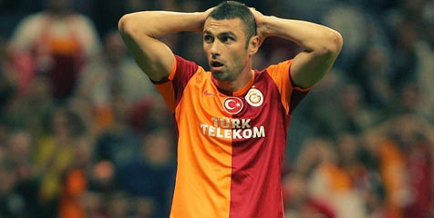 Incar Burak Yilmaz, Chelsea Relakan Demba Ba?