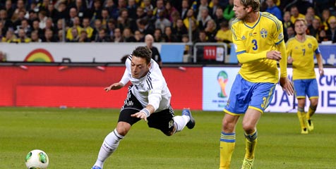 Ozil Tak Cedera Serius, Arsenal Lega Ozil Tak Cedera Serius, Arsenal Lega