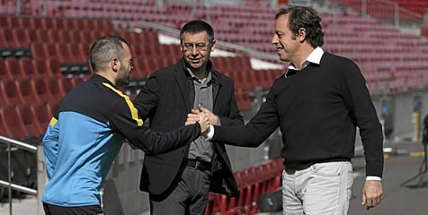 Iniesta Akhirnya Mau Perpanjang Kontrak di Barca Iniesta Akhirnya Mau Perpanjang Kontrak di Barca