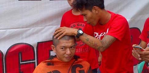 PSM Lolos Dari Play Off, Suporter Red Gank Botak Massal PSM Lolos Dari Play Off, Suporter Red Gank Botak Massal