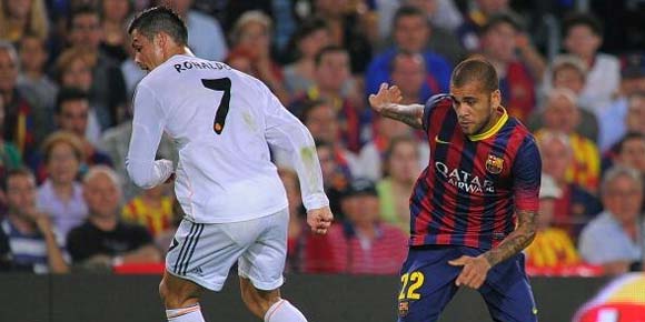 Alves Permalukan Ronaldo Dengan Nutmeg