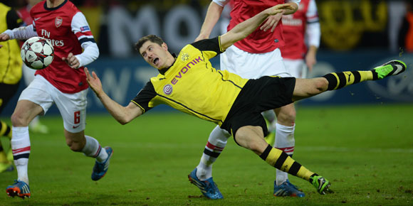 Lewandowski Terjatuh, Apa Dortmund Layak Dapat Penalti?