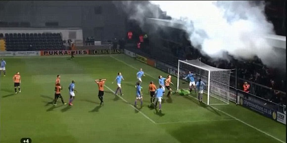 Gol Ini Dianulir Gara-gara Asap Gol Ini Dianulir Gara-gara Asap
