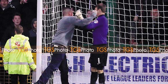 Tim Kesayangan Kalah, Suporter 'Jab' Kiper Lawan Tim Kesayangan Kalah, Suporter 'Jab' Kiper Lawan
