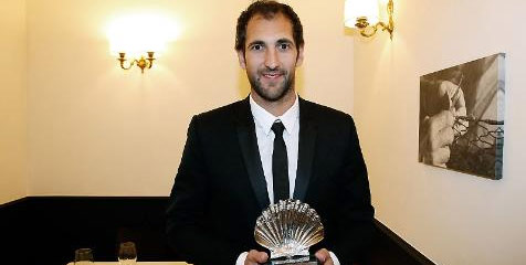 Diego Lopez Terima Penghargaan Vieira Silver Diego Lopez Terima Penghargaan Vieira Silver