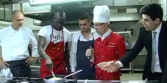 Video: Balotelli Pamer Kebolehan Memasak Video: Balotelli Pamer Kebolehan Memasak