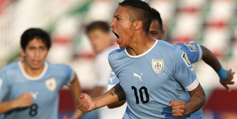 Suarez Sarankan Liverpool Membeli 'The Next Tevez' Suarez Sarankan Liverpool Membeli 'The Next Tevez'