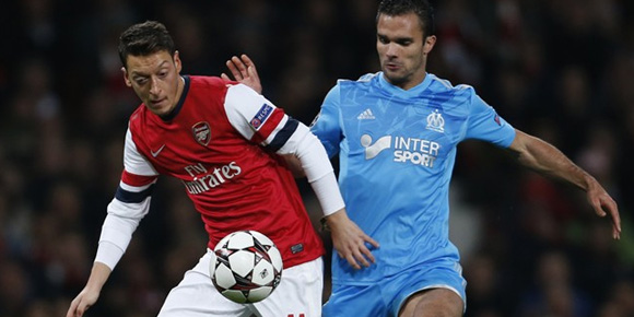 Mertesacker: Kegagalan Penalti Tak Pengaruhi Ozil Mertesacker: Kegagalan Penalti Tak Pengaruhi Ozil