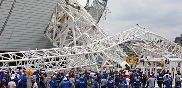 Video: Detik-detik Runtuhnya Stadion di Brasil Video: Detik-detik Runtuhnya Stadion di Brasil