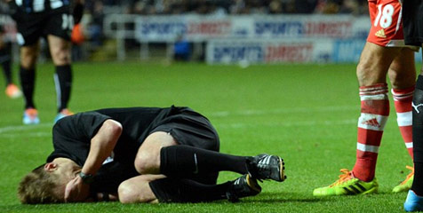 Wasit Newcastle vs Soton Ini Juga Lakukan Diving? Wasit Newcastle vs Soton Ini Juga Lakukan Diving?