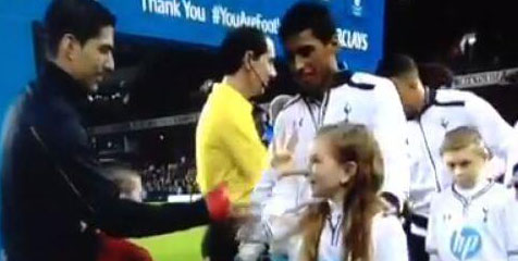 Luis Suarez 'Dikerjai' Oleh Anak Kecil Luis Suarez 'Dikerjai' Oleh Anak Kecil