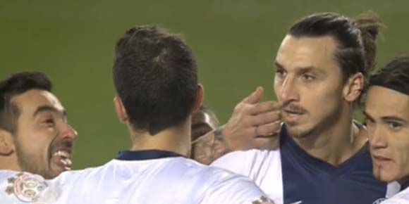 Cetak gol, Ibra Dapat 'Hadiah' Spesial Dari Lavezzi Cetak gol, Ibra Dapat 'Hadiah' Spesial Dari Lavezzi