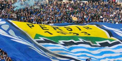Ratusan Suporter Persib Tiba di Surabaya Ratusan Suporter Persib Tiba di Surabaya