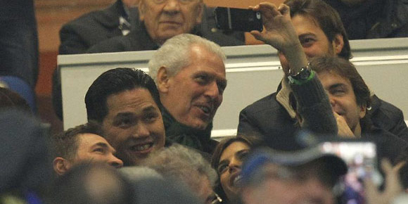 Tonton Derby Milan, Thohir Foto Selfie Dengan Aktris Seksi Italia Tonton Derby Milan, Thohir Foto Selfie Dengan Aktris Seksi Italia