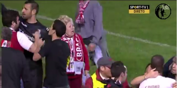Aksi Invasi Lapangan Seorang Nenek Tua di Portugal Aksi Invasi Lapangan Seorang Nenek Tua di Portugal