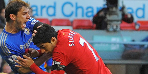 Jelang Bersua Ivanovic, Suarez Menjelma Jadi Hiu Jelang Bersua Ivanovic, Suarez Menjelma Jadi Hiu