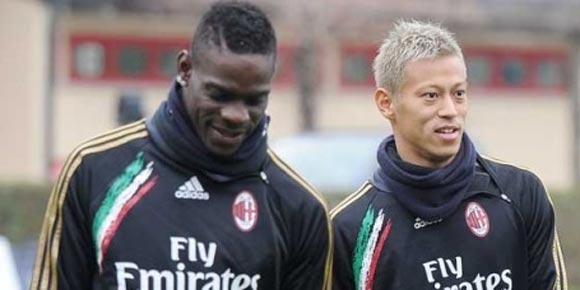 Balotelli Pamer Skill Dengan Sarung Tangan Sebagai Bola Balotelli Pamer Skill Dengan Sarung Tangan Sebagai Bola