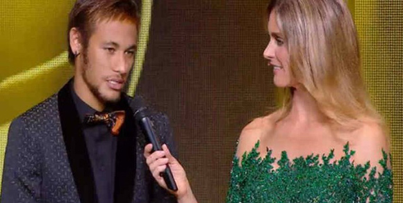 Jabat Tangan Aneh Antara Neymar dan Fernanda Lima Jabat Tangan Aneh Antara Neymar dan Fernanda Lima
