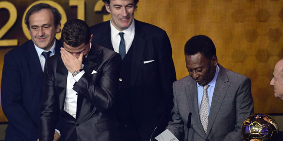 Video: Momen Ronaldo Terima Ballon d'Or Video: Momen Ronaldo Terima Ballon d'Or