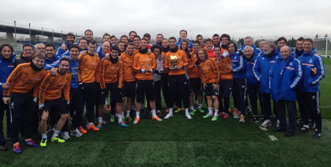 Kembali Berlatih, Skuat Madrid Foto Bareng Trofi Ballon d'Or CR7 Kembali Berlatih, Skuat Madrid Foto Bareng Trofi Ballon d'Or CR7