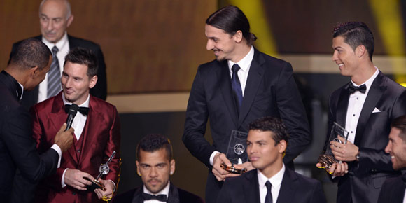 Video: Zlatan Sapa Xavi Dengan Tamparan Video: Zlatan Sapa Xavi Dengan Tamparan
