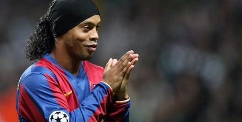Foto ala Playboy Ronaldinho Buat Heboh Brasil Foto ala Playboy Ronaldinho Buat Heboh Brasil