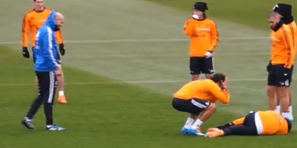 Zidane Tertipu Dengan 'Cedera' Pepe Zidane Tertipu Dengan 'Cedera' Pepe