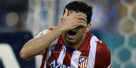 Main Curang, bek Sevilla Pukul Perut Costa Main Curang, bek Sevilla Pukul Perut Costa