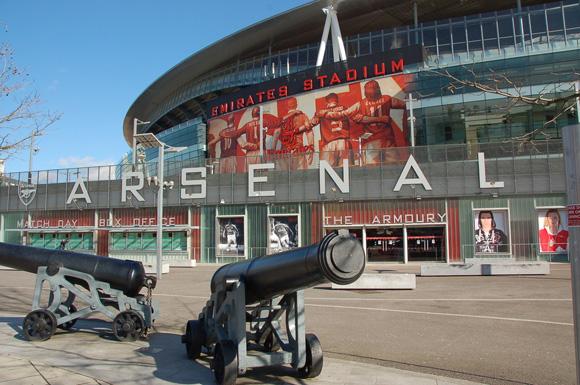 Lampu Emirates Mati, Fans Bantu Terangi Dengan Ponsel Lampu Emirates Mati, Fans Bantu Terangi Dengan Ponsel