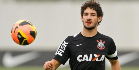 Kecewa, Fans Corinthians Sandera Pemain Dua Jam