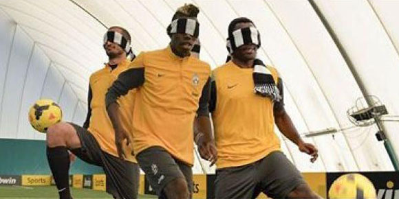 Fantastis, Aksi Freestyle Pogba Dengan Mata Tertutup Fantastis, Aksi Freestyle Pogba Dengan Mata Tertutup