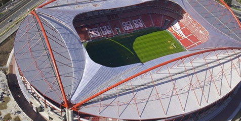 Atap Stadion Final UCL Rontok Diterjang Angin Atap Stadion Final UCL Rontok Diterjang Angin