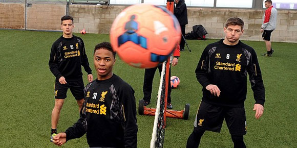 Sterling Hentikan Duel Fantastis Sesama Pemain Liverpool Sterling Hentikan Duel Fantastis Sesama Pemain Liverpool