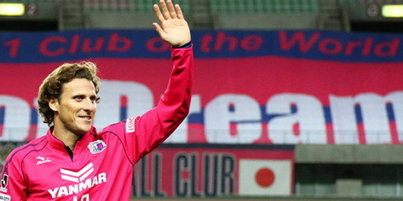 Debut di Jepang, Forlan Cetak Gol Dari Tengah Lapangan Debut di Jepang, Forlan Cetak Gol Dari Tengah Lapangan