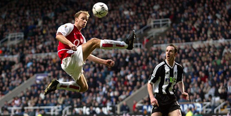 Patung Bergkamp Tiba di Emirates Patung Bergkamp Tiba di Emirates