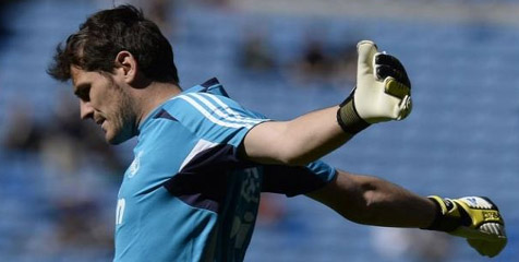 Arsenal Tak Menyerah Dekati Casillas Arsenal Tak Menyerah Dekati Casillas