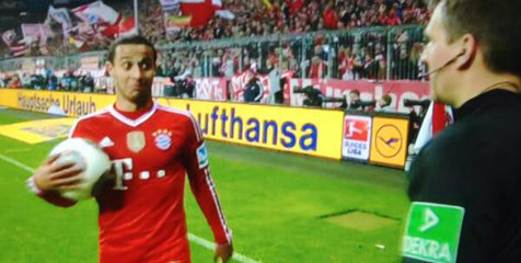 Wasit Pamer Skill Juggling, Thiago Terkagum-kagum Wasit Pamer Skill Juggling, Thiago Terkagum-kagum