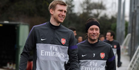 Mertesacker dan Rosicky Teken Kontrak Baru di Arsenal Mertesacker dan Rosicky Teken Kontrak Baru di Arsenal