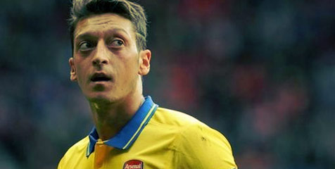 Arsenal Dipaksa Empat Pekan Tanpa Ozil Arsenal Dipaksa Empat Pekan Tanpa Ozil