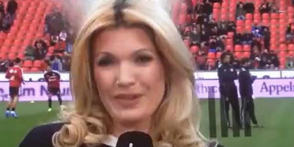 Presenter Cantik Ini Dihajar Bola, Untuk Yang Kedua Kalinya! Presenter Cantik Ini Dihajar Bola, Untuk Yang Kedua Kalinya!