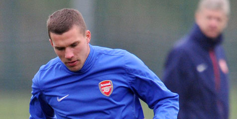 Surprise! Podolski Gabung Tim Anak-anak di Taman London Surprise! Podolski Gabung Tim Anak-anak di Taman London