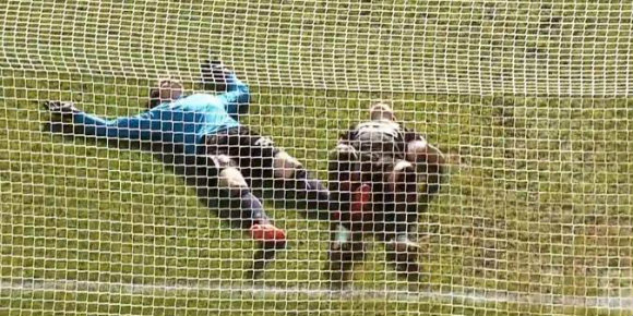 Dihajar Bola, Kiper Ini KO Dihajar Bola, Kiper Ini KO